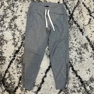 Gap jogger with zipper details